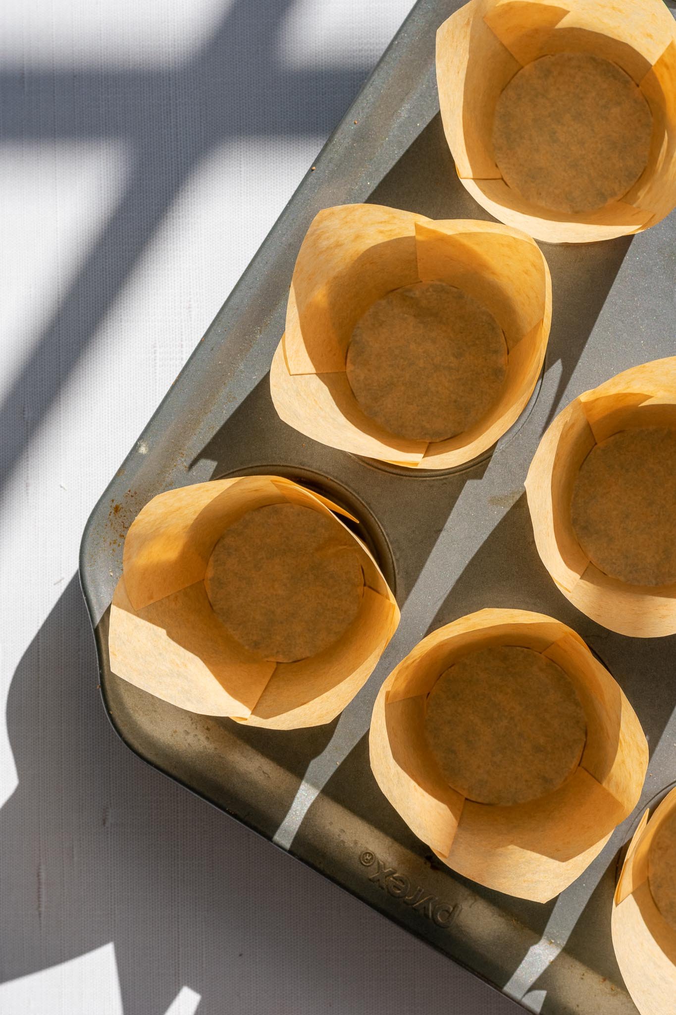 Muffins pan with tulip liners