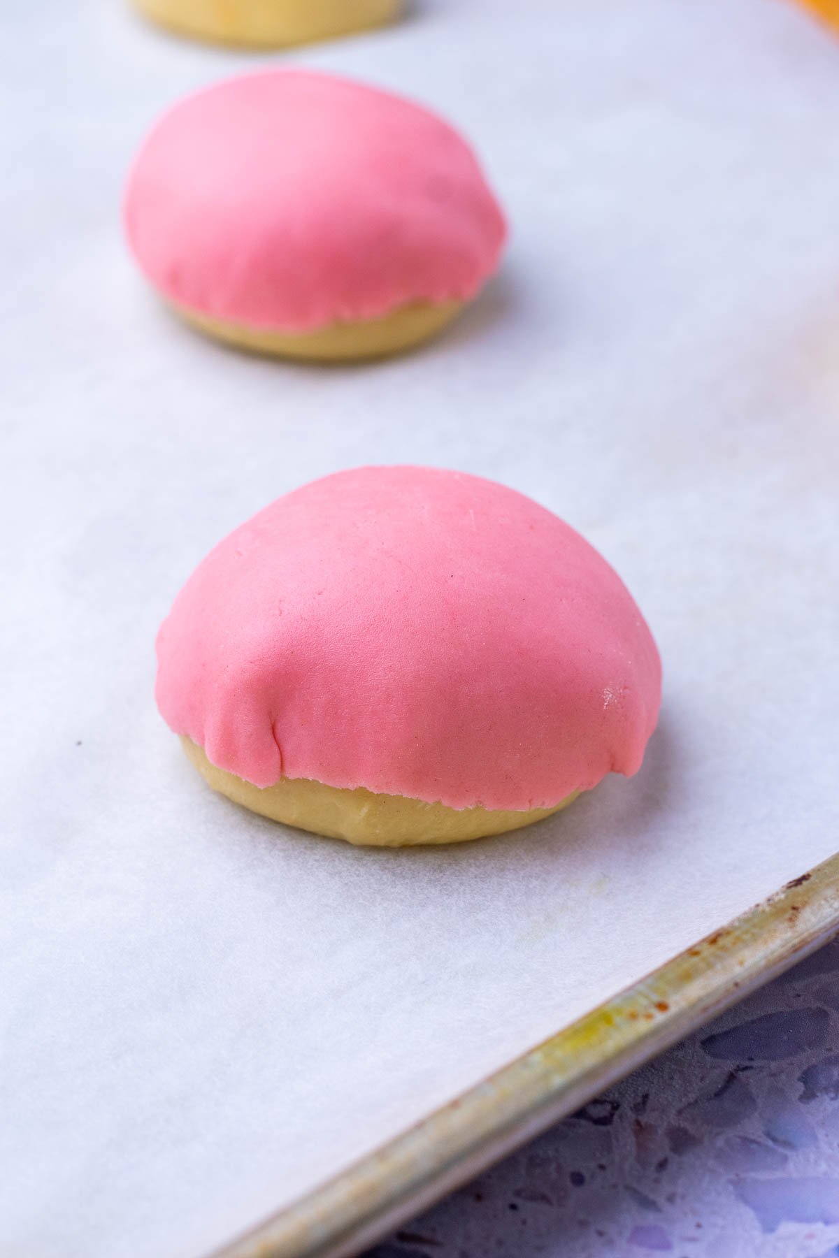Placing toppings on top of conchas
